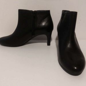 Clark's Black Ankle Bootie New 10